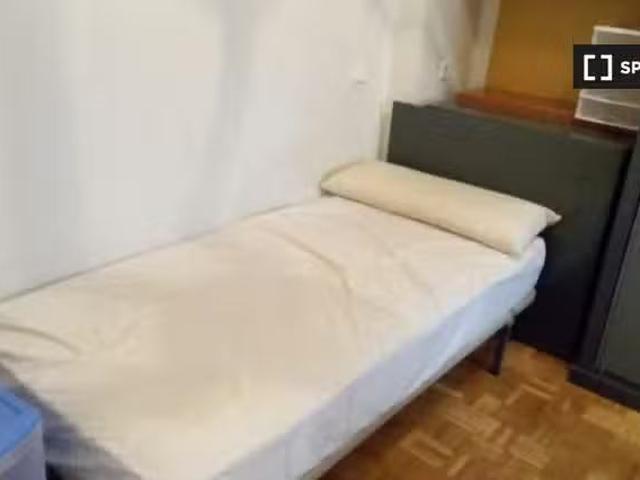 Único Habitación luminosa en apartamento de 4 dormitorios en R.