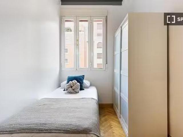 Nuevo Habitación soleada en apartamento de 6 dormitorios en Re.