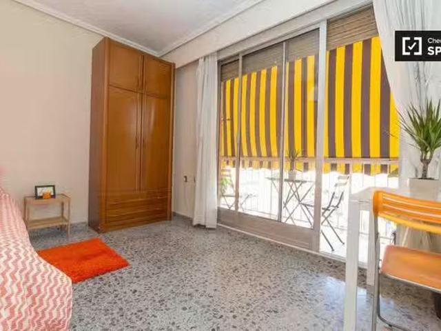 ¡Oferta! Habitaciones en apartamento de 5 dormitorios en Algir.