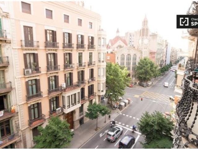 Acogedor piso compartido en Carrer de Balmes Sólo mujeres