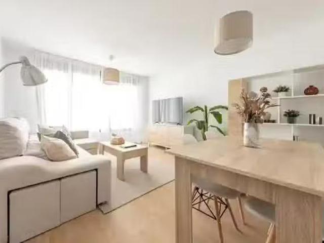 ¡Renta! Piso de 2 habitaciones en Calle Ferenc Puskas 237