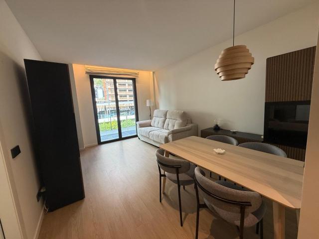 Acogedor piso de 46 m2 con 1 habitación, parking y trastero en la Av. Tarragona