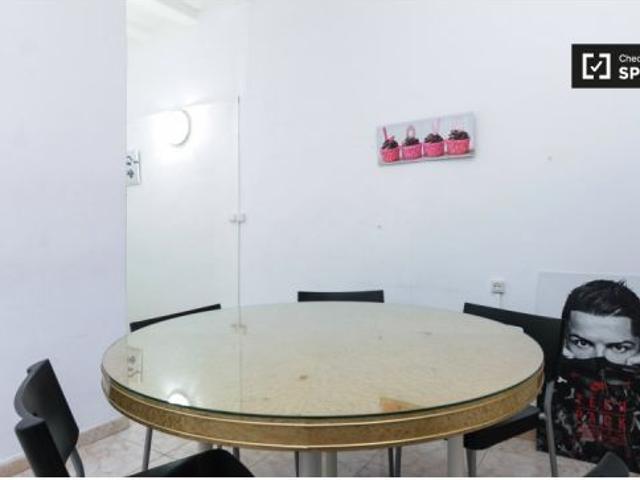 Acogedor piso de 4 habitaciones en alquiler cerca de La Rambla en el centro de El Raval Solo estud