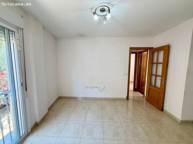 Acogedor Piso Seminuevo en Aguadulce, Almería Ideal para Inversión