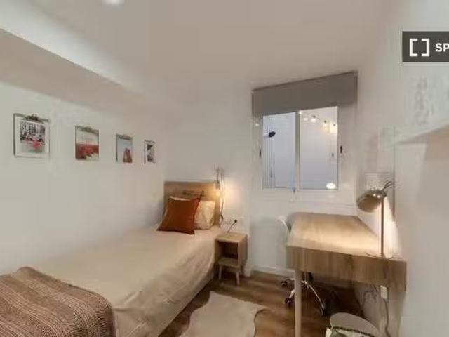 Bonito Se alquila habitación en apartamento de 3 dormitorios e.
