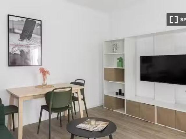 ¡Oferta! Se alquila habitación en apartamento de 2 dormitorios.