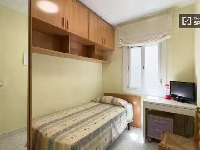 Acogedor Se alquila habitación en apartamento de 2 dormitorios.