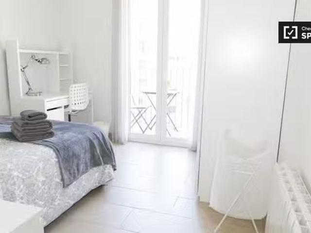 Bonito Se alquila habitación en apartamento de 4 dormitorios e.