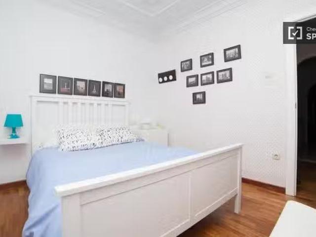Encantador Se alquila habitación en apartamento de 5 dormitori.