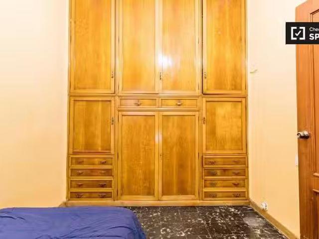 ¡En alquiler! Se alquila habitación en apartamento de 5 dormit.