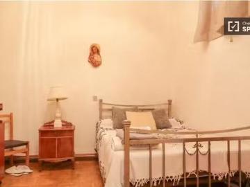 ¡Renta! Se alquila habitación en apartamento de 5 dormitorios.