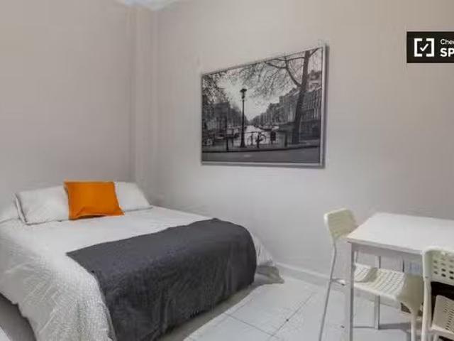 Encantador Se alquila habitación en apartamento de 6 dormitori.