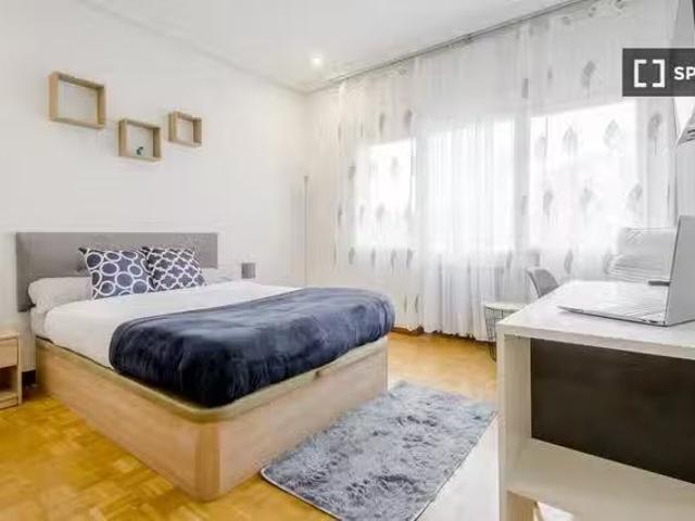 Encantador Se alquila habitación en piso compartido de 8 habit.