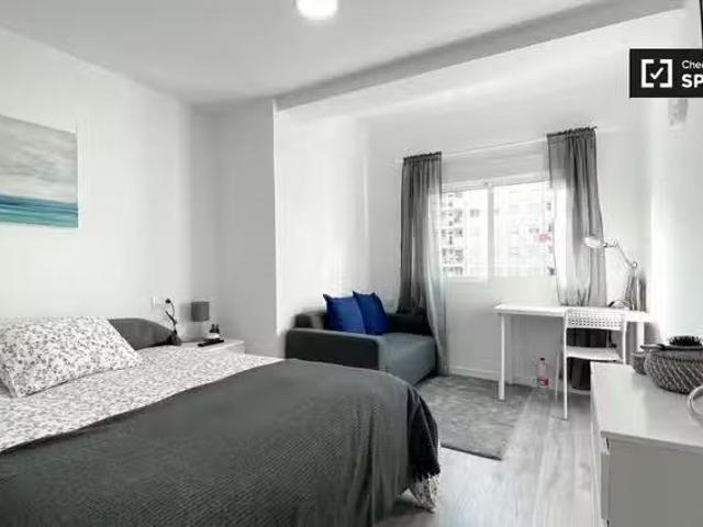 ¡Recién llegado! Se alquila habitación en piso de 4 dormitorio.
