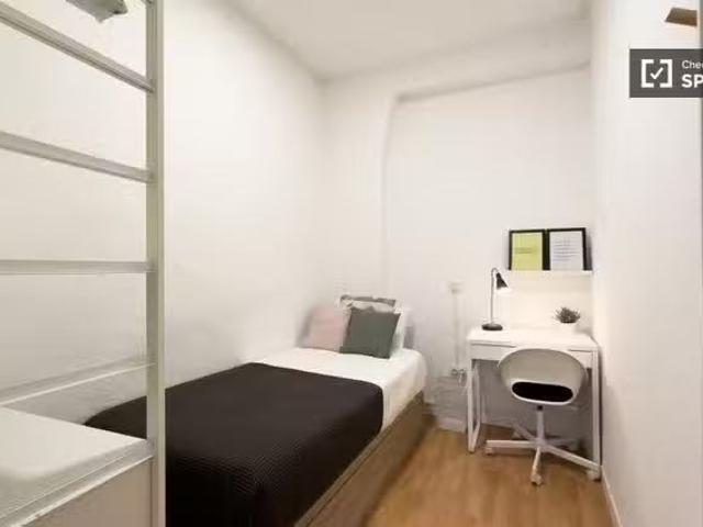 Barato Se alquila habitación en piso de 4 dormitorios en Barce.