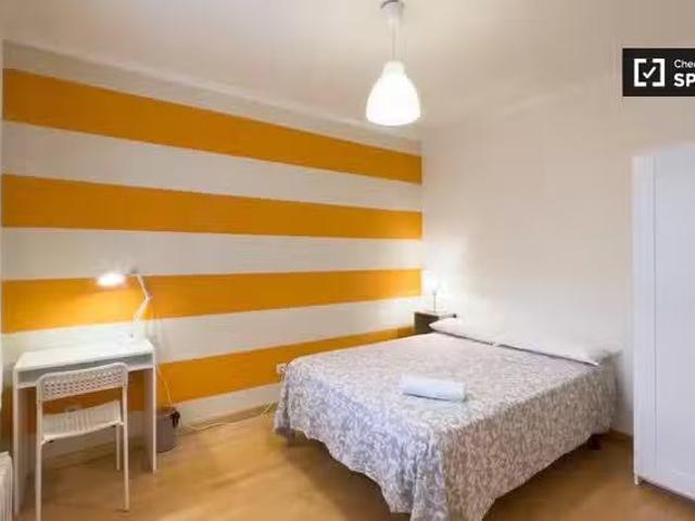 Barato Se alquila habitación en piso de 4 dormitorios en Barce.