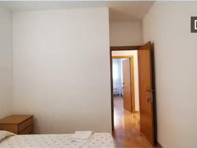 Bonito Se alquila habitación en piso de 4 dormitorios en Barce.