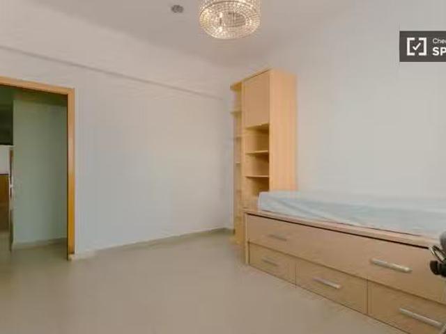 Acogedor Se alquila habitación en piso de 4 dormitorios en Ben.