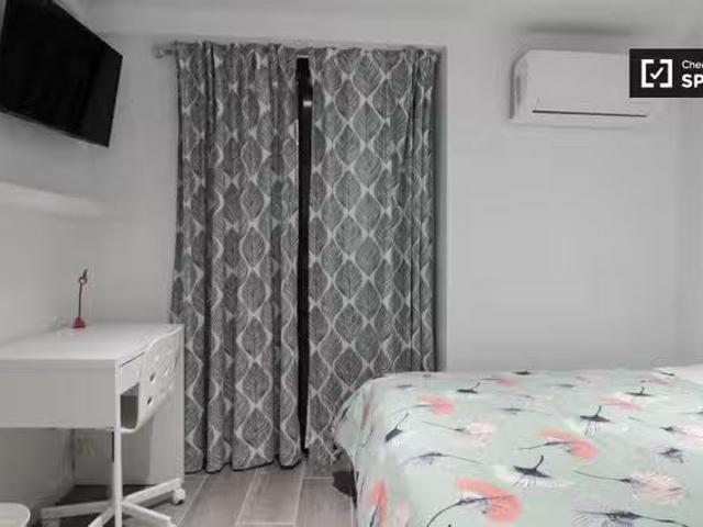 Encantador Se alquila habitación en piso de 4 dormitorios en E.