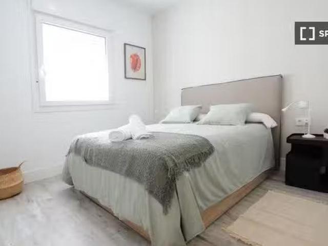 ¡Oferta! Se alquila habitación en piso de 4 habitaciones en El.