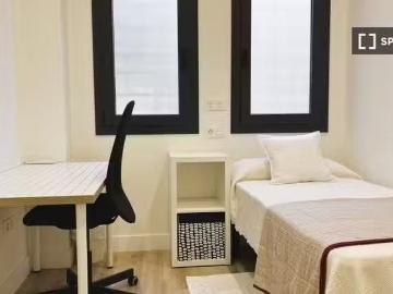 Nuevo Se alquila habitación en piso de 4 habitaciones en Sevilla