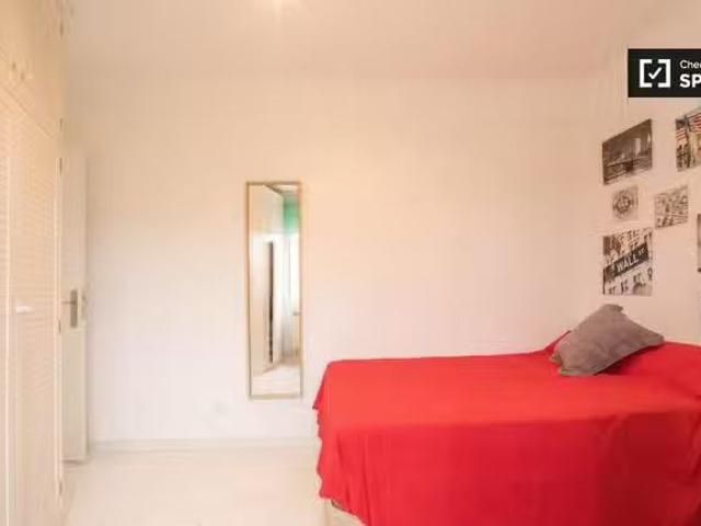 ¡Oferta! Se alquila habitación en piso de 5 dormitorios en Ciu.