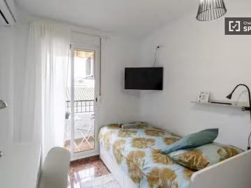 Único Se alquila habitación en piso de 5 habitaciones en Burja.