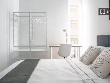 ¡Oferta! Se alquila habitación en piso de 5 habitaciones en Má.