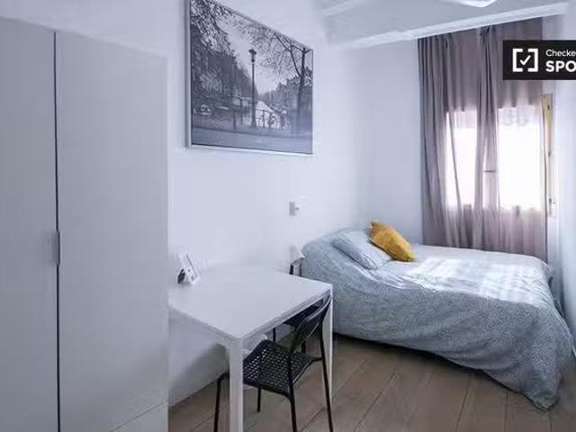 Barato Se alquila habitación en piso de 6 habitaciones en Vale.