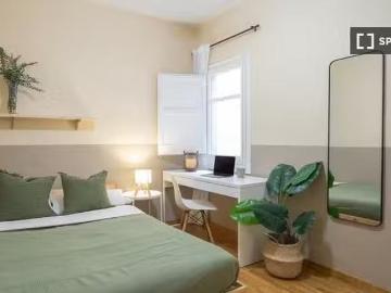 ¡Oferta! Se alquila habitación en piso de 6 habitaciones en Ba.