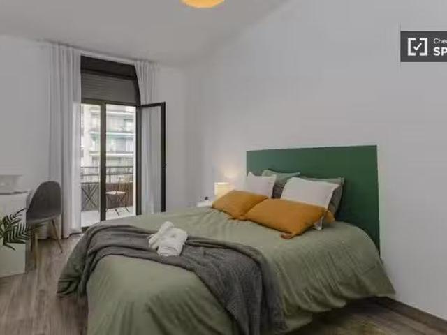 Único Se alquila habitación en piso de 8 habitaciones en Extra.