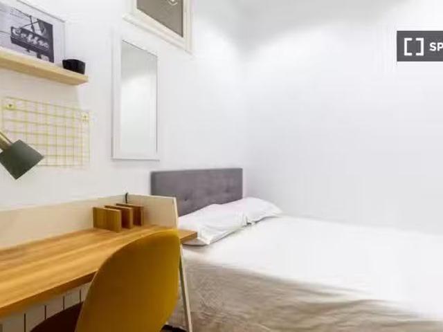 ¡Oferta! Se alquila habitación en piso de 8 habitaciones en Ma.