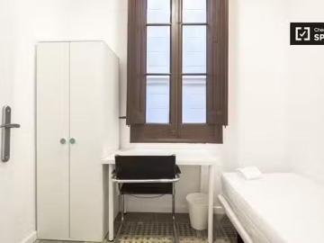 ¡Oferta! Se alquila habitación en piso de 11 habitaciones en B.