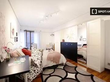 Acogedor Se alquila habitación en piso de 3 dormitorios en San.