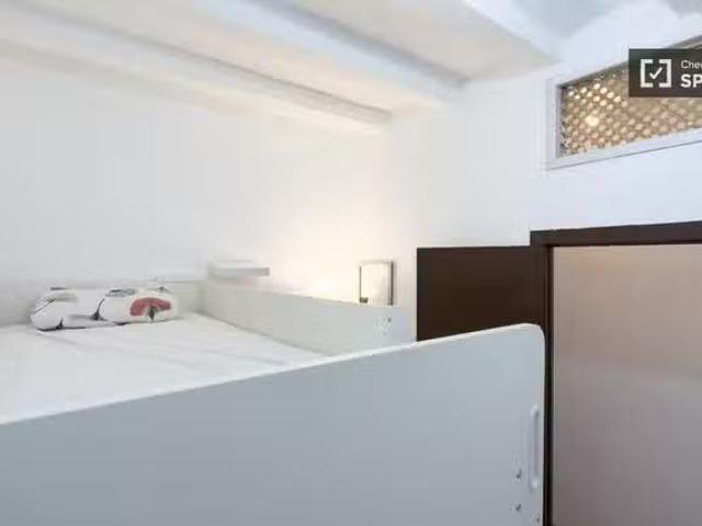 ¡Renta! Se alquila habitación en piso de 3 habitaciones en El.