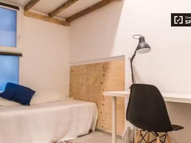 Acogedor Se alquila habitación en un apartamento de 4 dormitor.