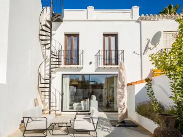 Acogedora Casa Adosada de Estilo Mediterráneo en Nueva Andalucía