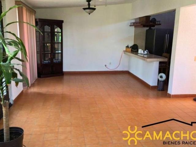 ACOGEDORA CASA DE UN NIVEL EN VENTA CON ALBERCA + BUNGALOW EN PEDREGAL DE OAXTEPEC OLC 446