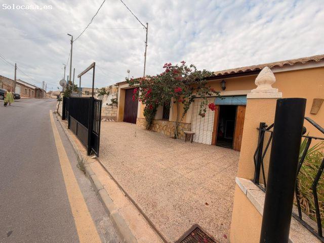 Acogedora casa de planta baja con jardín mediterráneo, patio soleado y gran garaje privado en Las Pa
