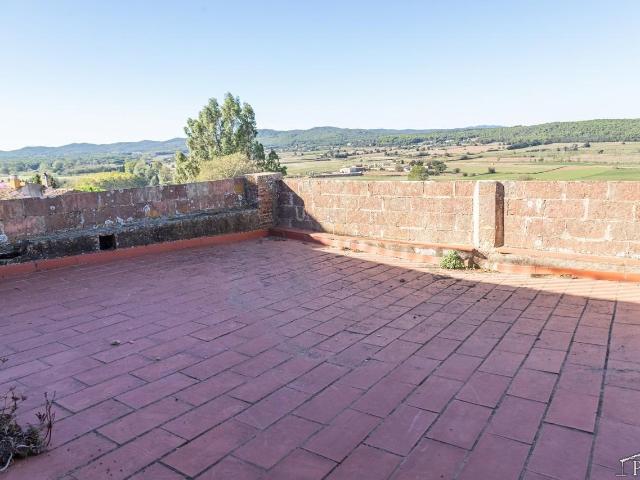 Acogedora casa de pueblo, situada en una calle tranquila en. 205m² Pals