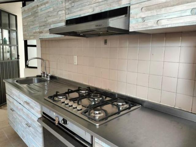 ACOGEDORA CASA DUPLEX DE UN PISO EN PLANTA BAJA EN LOMAS BOULEVARES