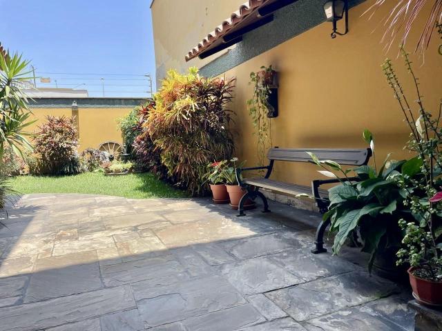ACOGEDORA CASA EN VENTA FRENTE A PARQUE CON JARDIN Y ZONA DE BBQ SURCO