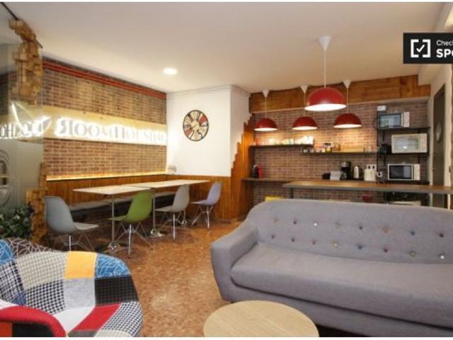 Acogedora habitación con cómoda en piso compartido, Eixample