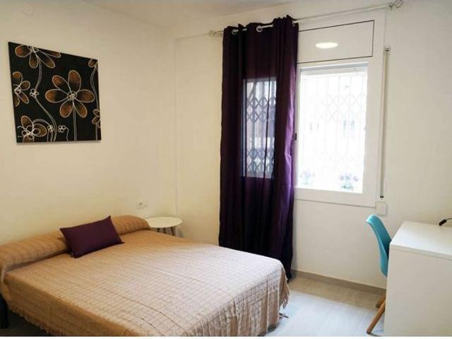 Acogedora habitación con cama doble en alquiler en Eixample