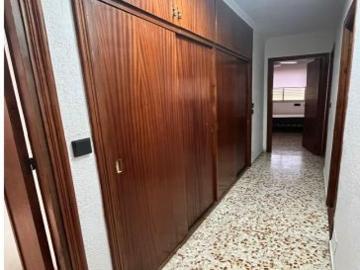 ¡Acogedora Habitación con Balcón en Altamira por solo €300! ?