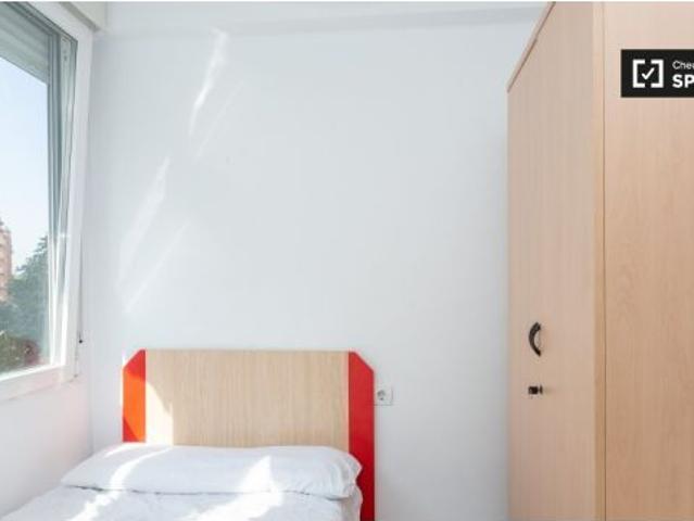 Acogedora habitación con escritorio en un apartamento de 4 dormitorios, Getafe