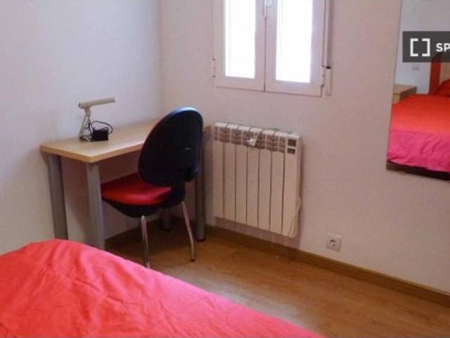 Acogedora habitación con escritorio en un apartamento de 4 dormitorios, Getafe