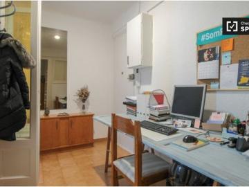 Acogedora habitación con escritorio en La Dreta de l' Eixample