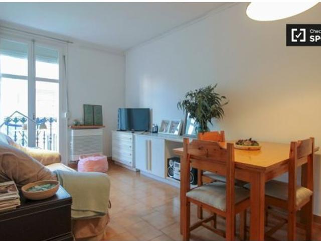 Acogedora habitación con escritorio en La Dreta de l' Eixample