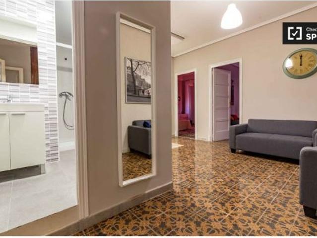 Acogedora habitación con llave independiente en un apartamento de 8 dormitorios, La Saïdia